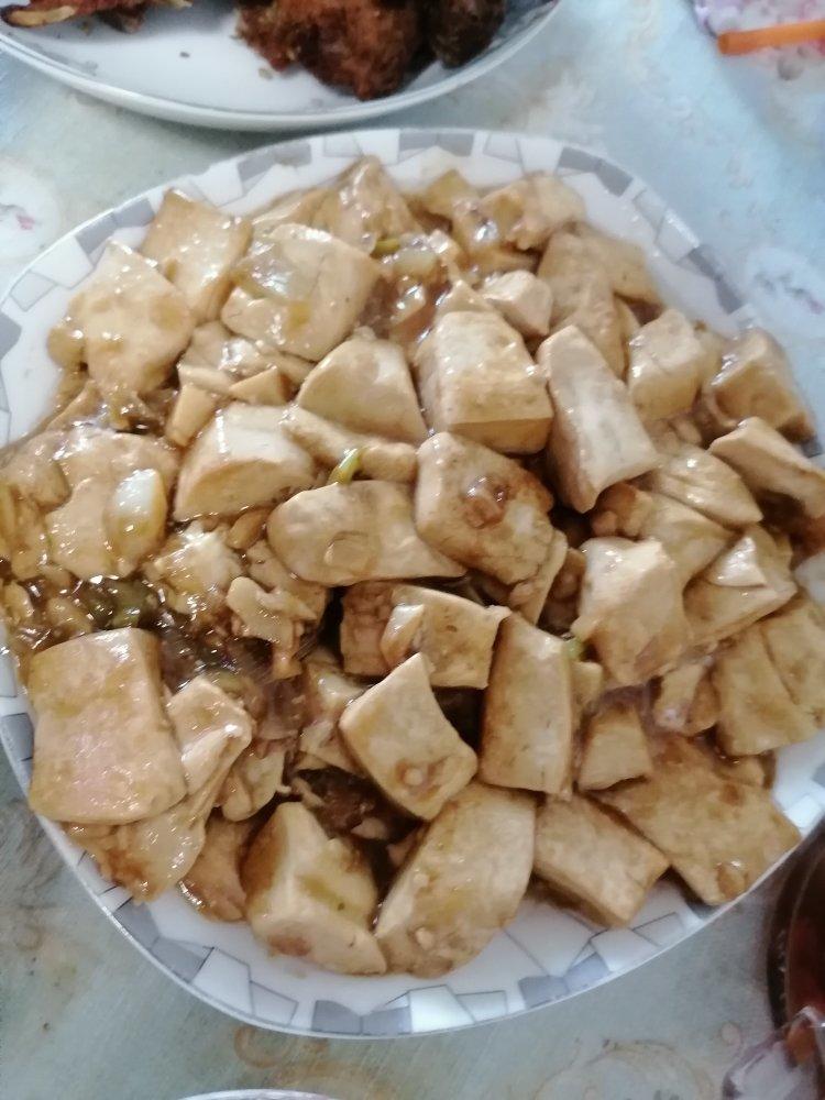 不放肉也超下饭的葱焖豆腐