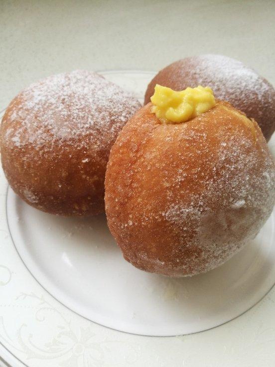 好吃到哭泣的甜甜圈VANILLA CREAM-FILLED DOUGHNUTS