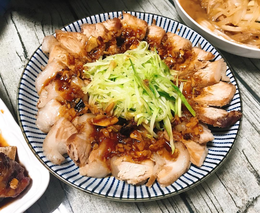 秘制蒜泥白肉（入口即化，不好吃你来打我）