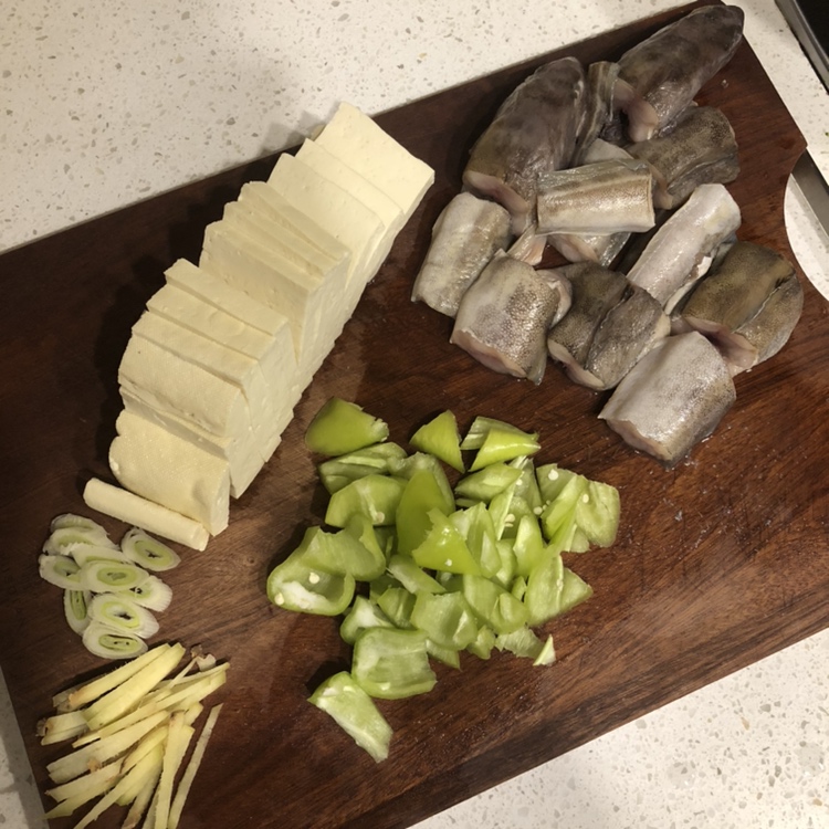 鲶鱼炖豆腐的做法 步骤2