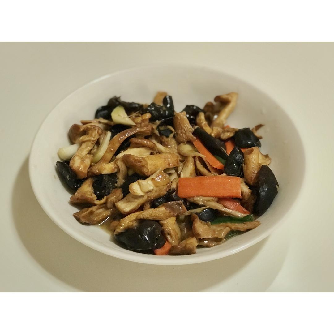 鸡油菌炒鸡丁