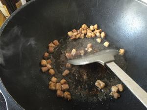 炒四丁（肉丁、豌豆、胡萝卜丁、玉米粒）的做法 步骤4