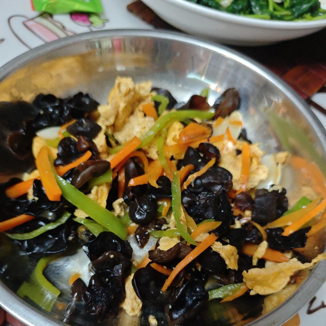 这么搭配也太香了！青椒胡萝卜木耳炒鸡蛋