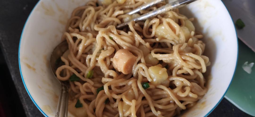 土豆香肠拌面