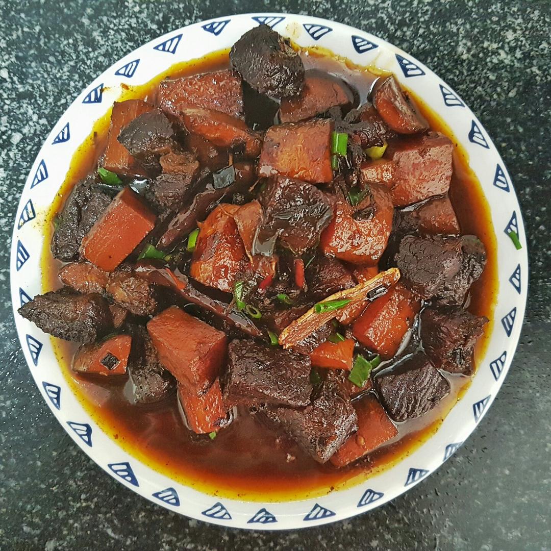 胡萝卜土豆烧牛腩