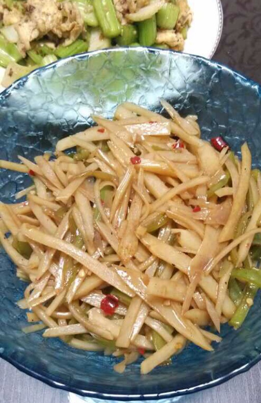 老丁的私房菜-酸辣土豆丝