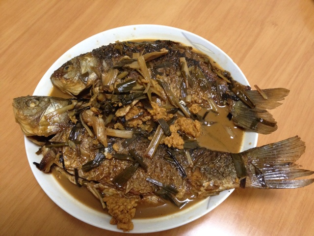 葱烤鲫鱼