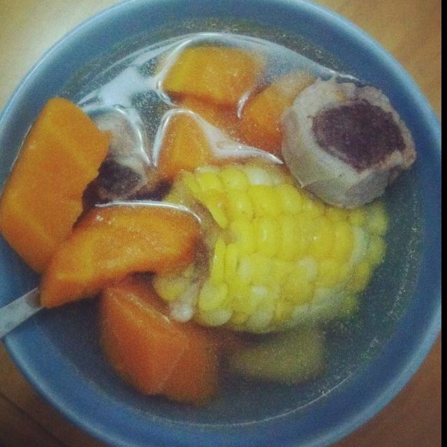 胡萝卜玉米排骨汤的做法 步骤1