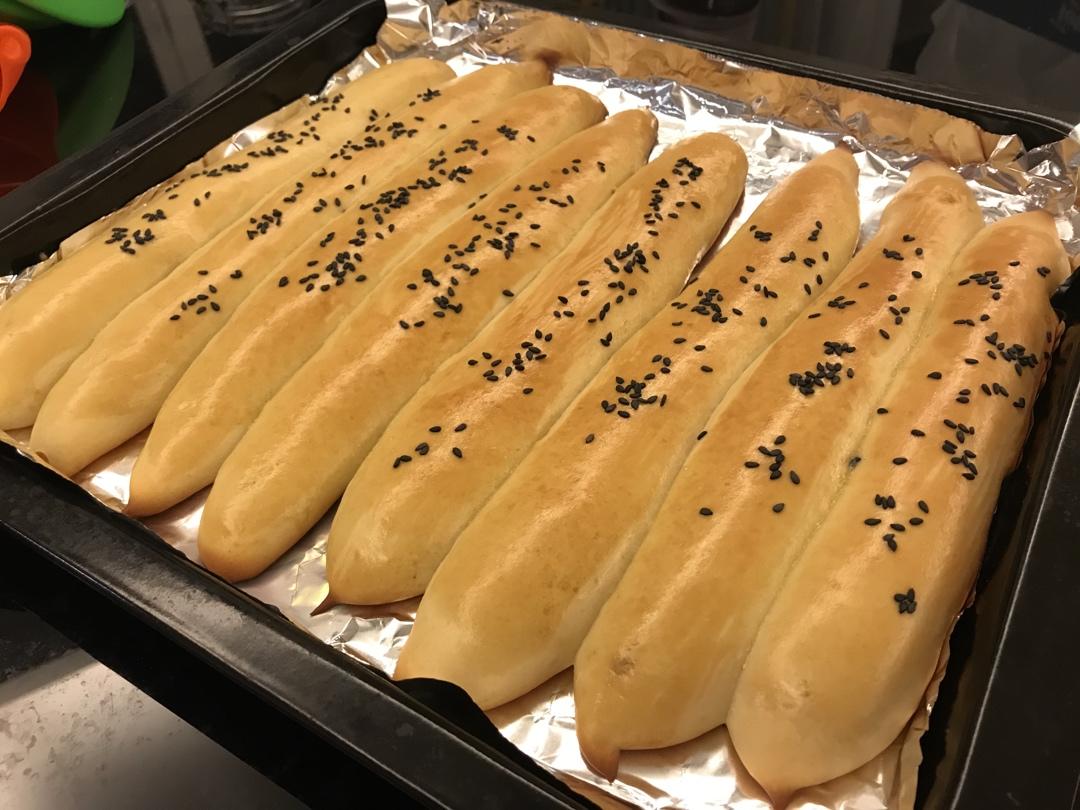 看上去就很好吃！可爱的小奶棍面包