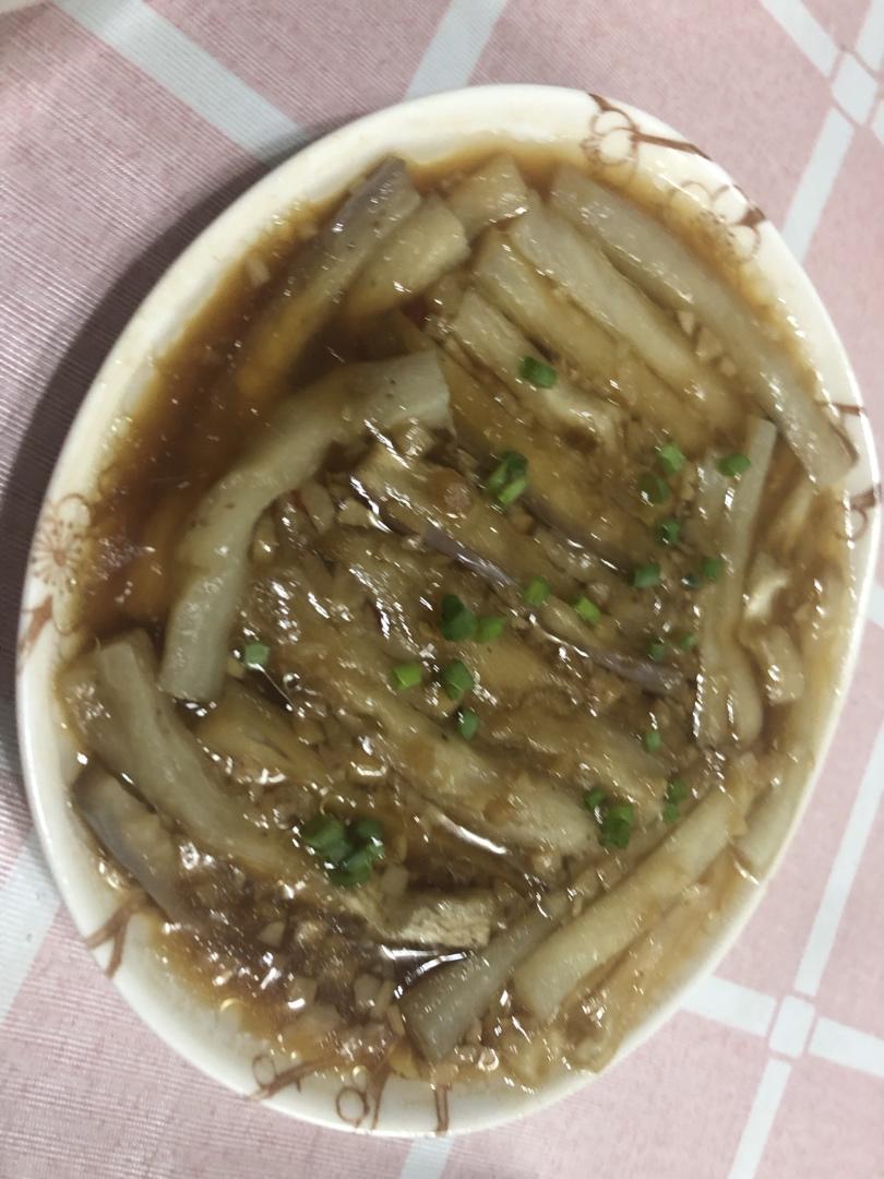 简单、少油的蒜蓉蒸茄子（长茄）