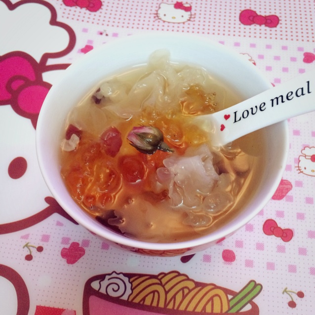 蔓越莓桃胶银耳羹