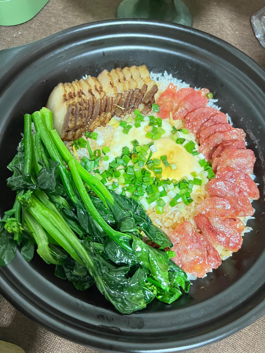 保姆级的「腊味煲仔饭2.0」加强版来了，地道老广味～