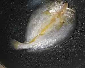 外焦里嫩煎大黄鱼的做法 步骤1