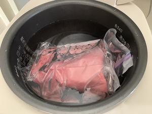 【Roast Beef/ローストビーフ】不用烤箱！只用电饭煲的日式低温慢烤牛肉的做法 步骤3