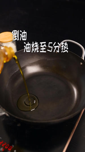 快手家常菜：辣椒炒荷包蛋，简单易做下饭~的做法 步骤2