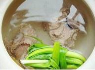苦瓜薏米骨头汤的做法 步骤3