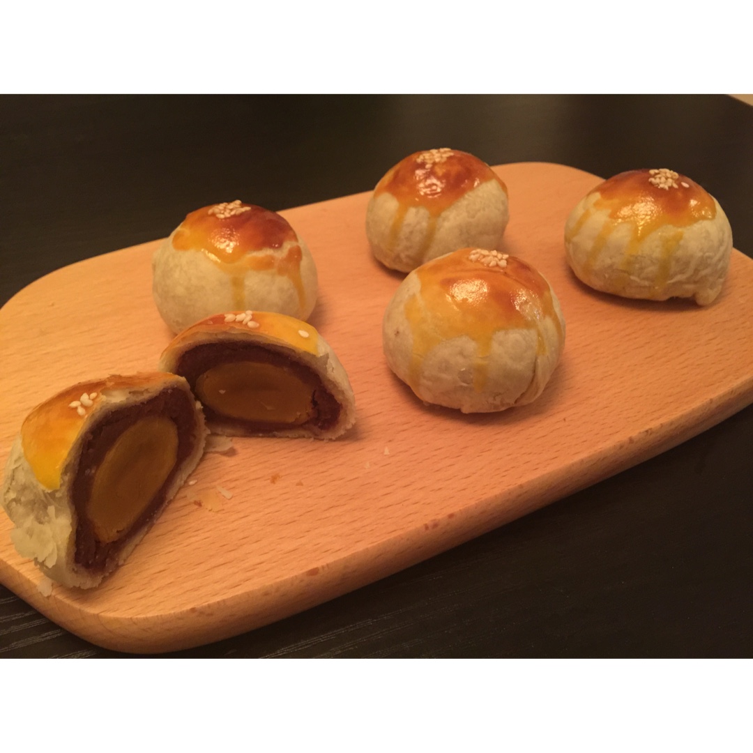 蛋黄酥 Danhuangsu