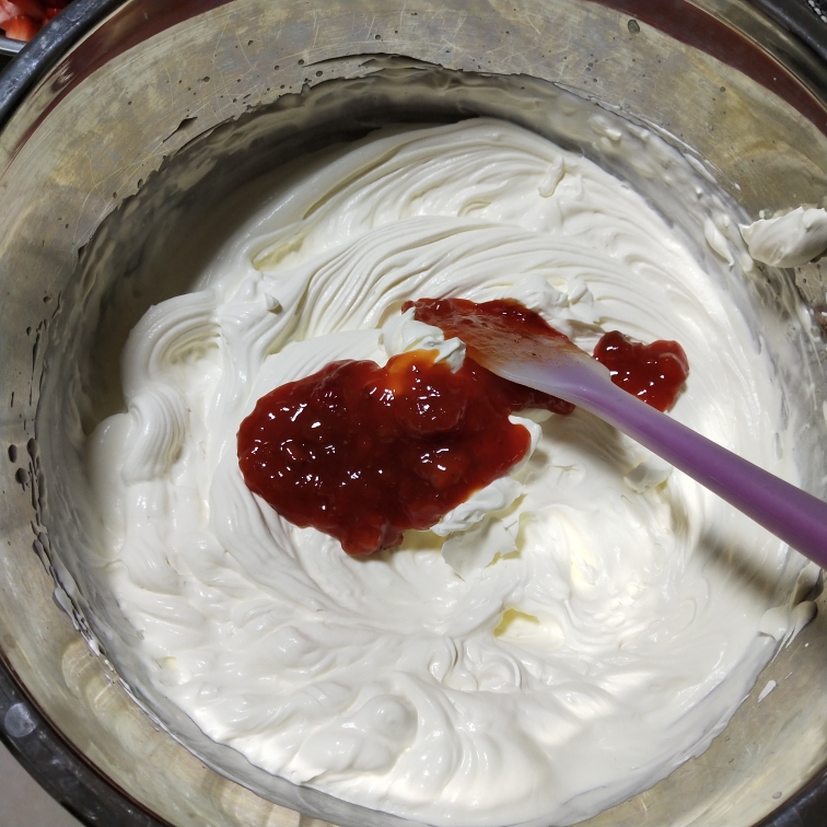 释放味蕾的8寸清新「百香果草莓酱夹层蛋糕」的做法 步骤3