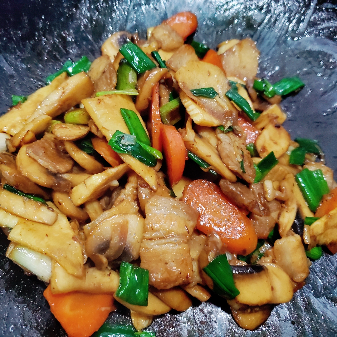 冬笋炒蘑菇炒五花肉炒大蒜炒胡萝卜的做法