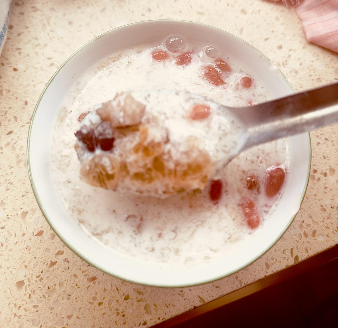 《桃胶皂角米雪燕银耳牛奶羹》据说一碗等于敷30片面膜的功效