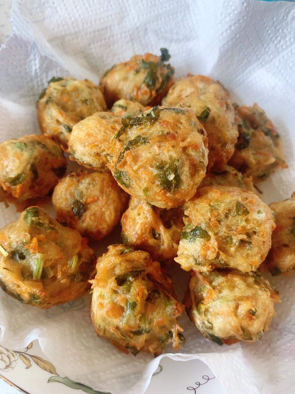 胡萝卜金针菇炸丸子(不爱吃蔬菜的赶快来试)的做法