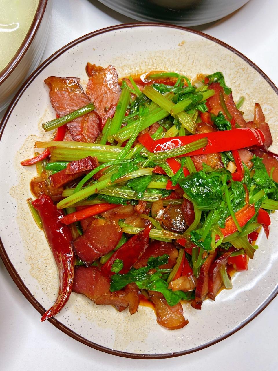 超级下饭的芹菜炒腊肉的做法