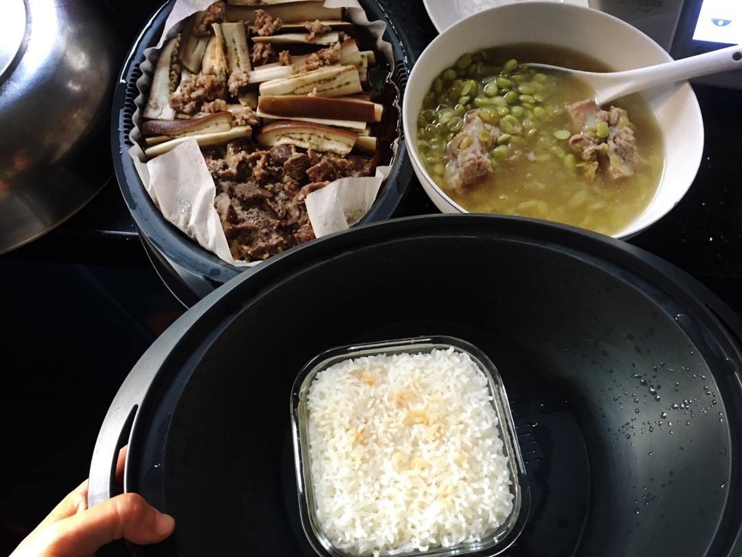一锅三菜（骨头汤+米饭+蒸茄子）的做法