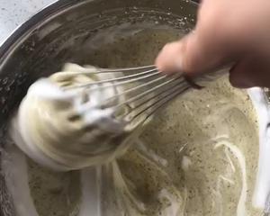 浓香黑芝麻蛋糕卷（椰香奶油）视频详解的做法 步骤13