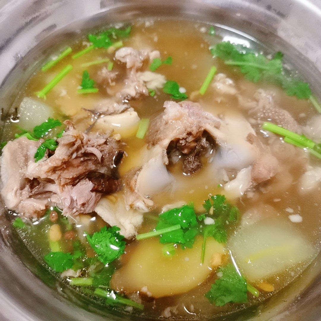 瓜太郎leo做的白汤羊蝎子火锅