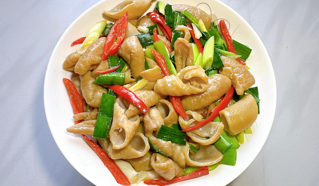 教你轻松做出一种口感超棒的白蒜苗炒小肠