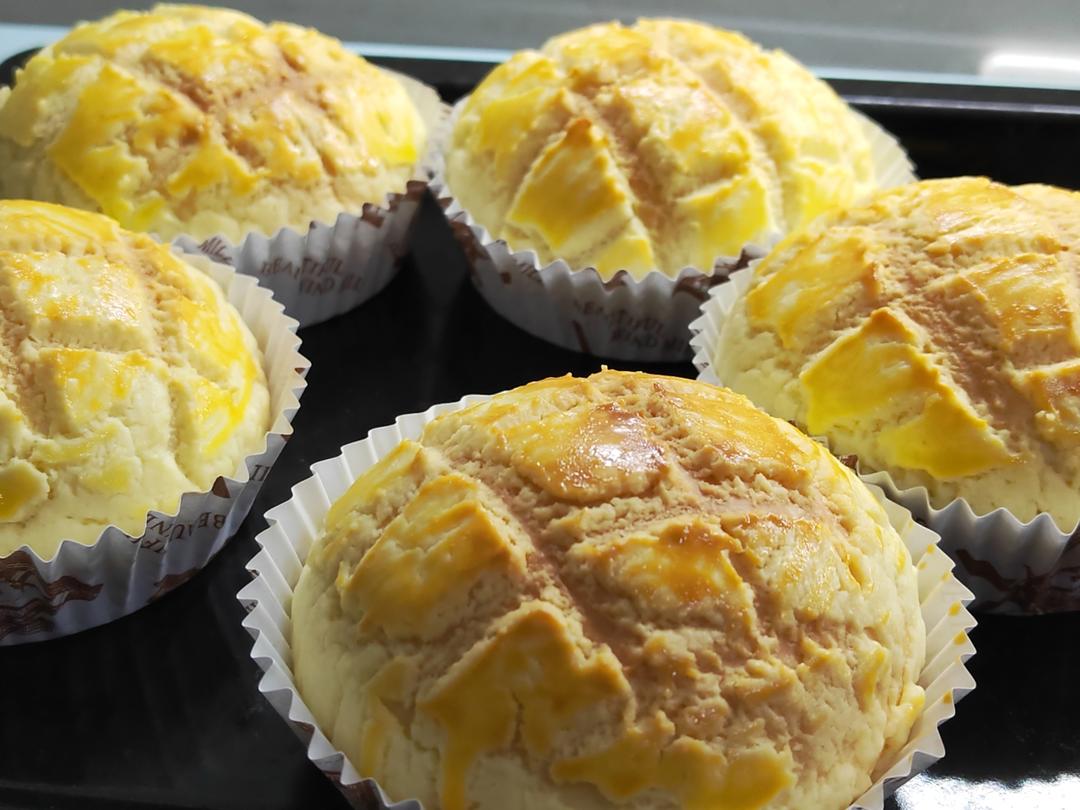 好吃到炸裂的港式菠萝包（附带制作酥皮的小视频）