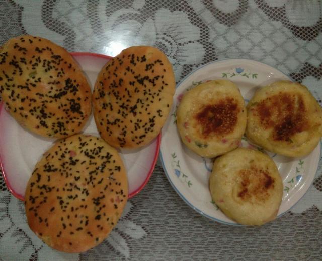 黑芝麻牛舌状葱油发面饼（烤箱烤制）和白芝麻圆形葱油发面饼（电饼铛煎烙）的做法