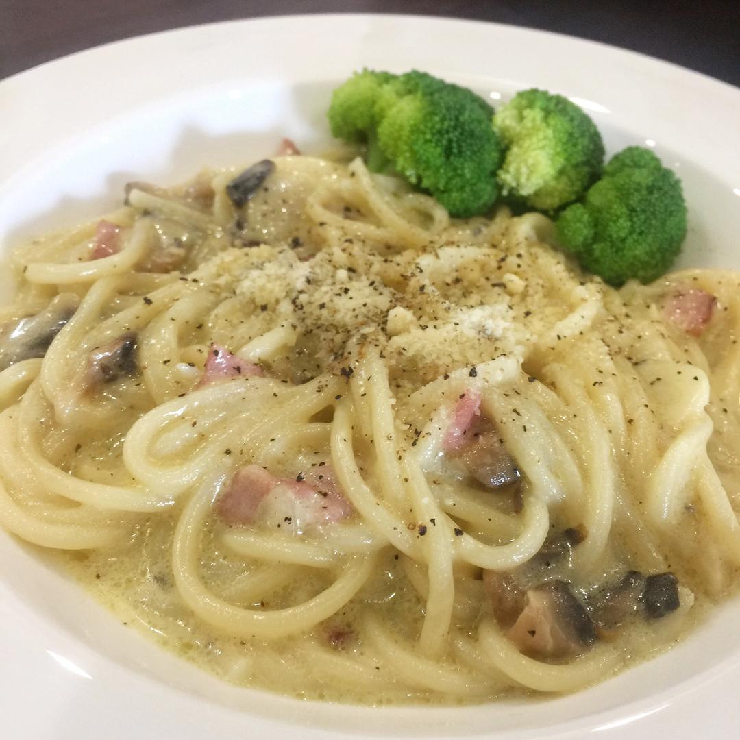白蘑菇奶油培根意面