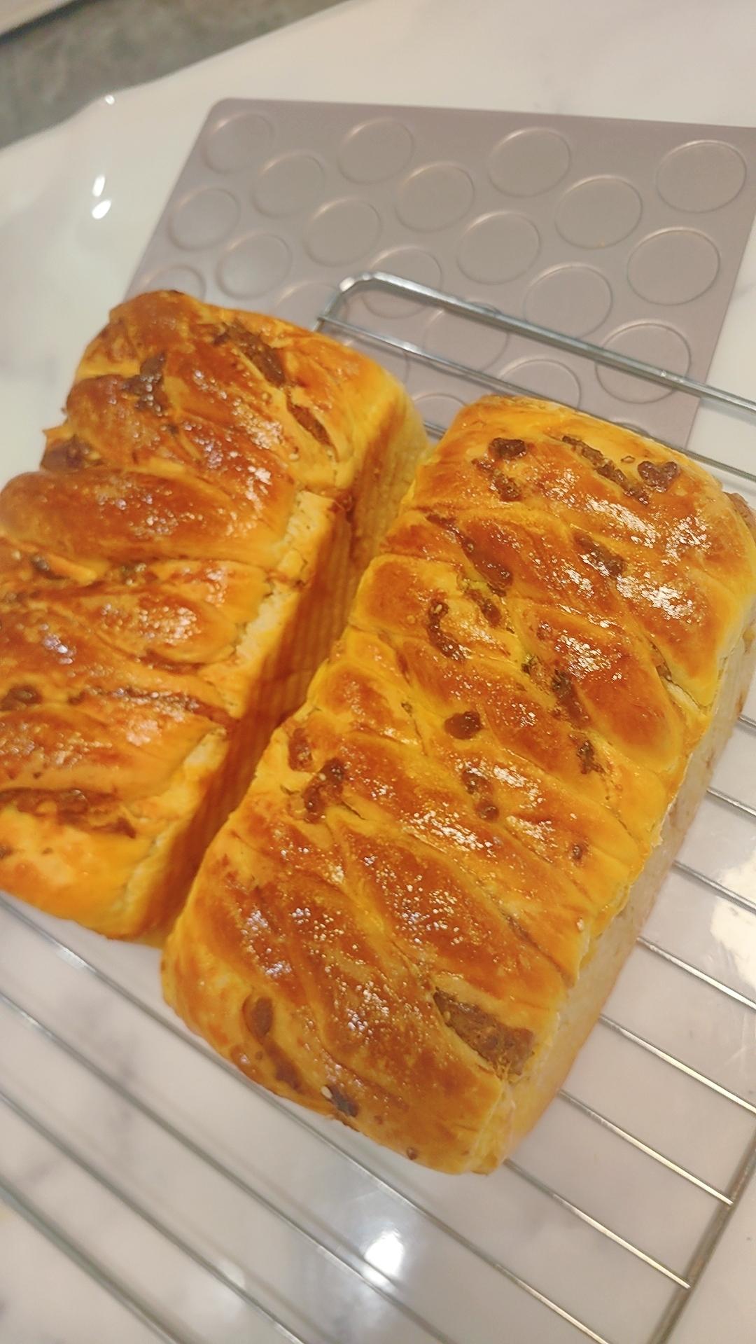 松软咸香的咸蛋黄酱肉松吐司（中种冷藏法）（面包机也可以揉出很柔软的面团）