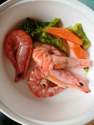 八个半月爱吃饭的小宝宝☞辅食分享:鲜虾➕西蓝花➕胡萝卜➕米粉的做法 步骤1