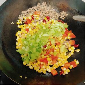 超下饭的贵州西红柿青椒肉沫炒玉米的做法 步骤11