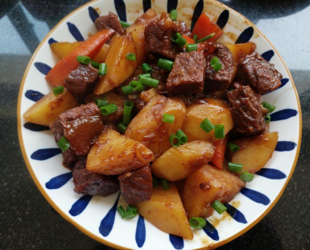 小土豆烧牛肉，红烧牛腩，好吃到舔盘