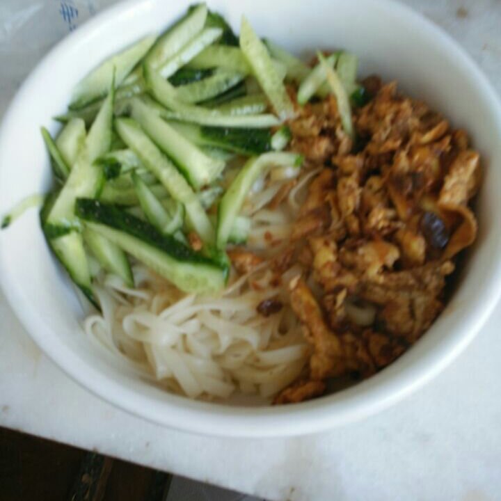 酱鸡蛋拌面