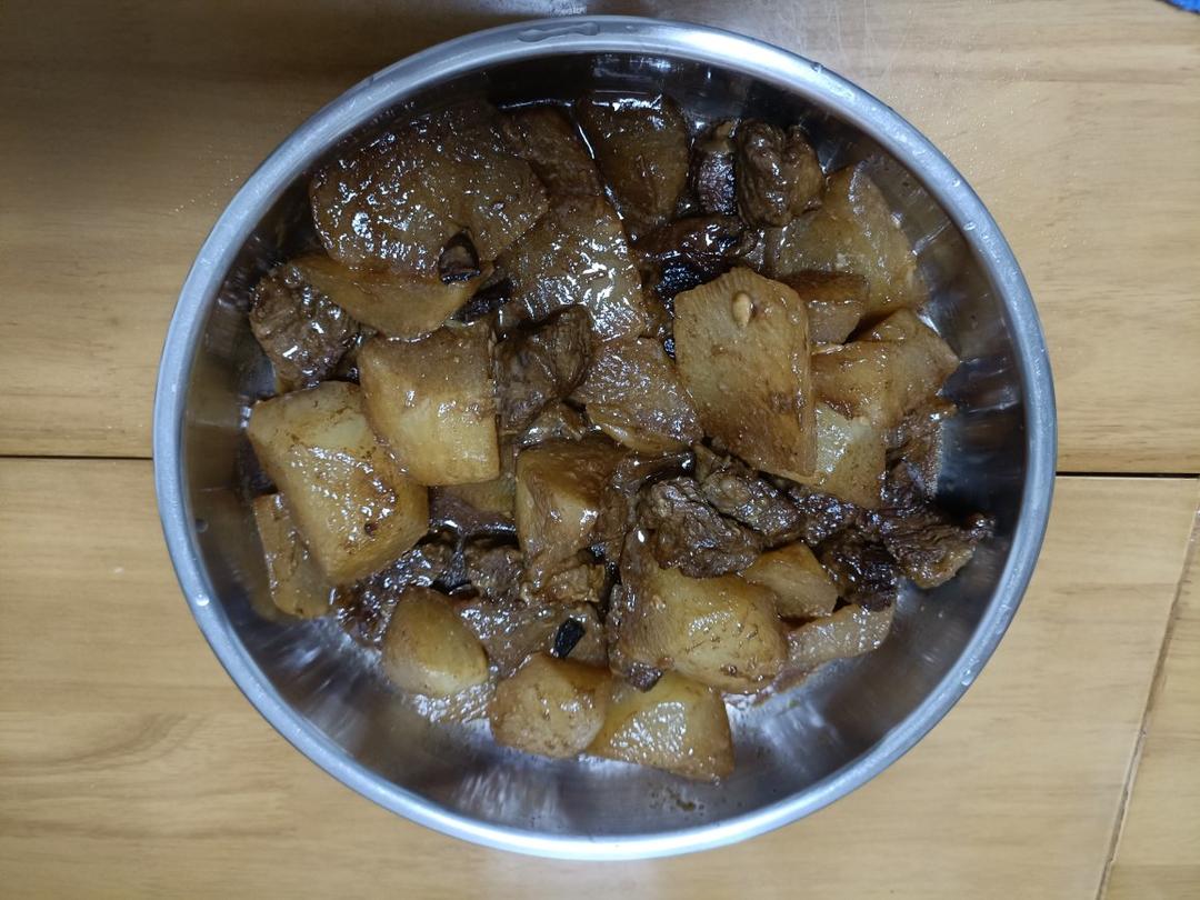 入口即化的广式萝卜牛腩煲