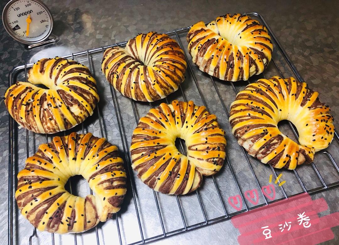 松软可口的红豆沙面包卷