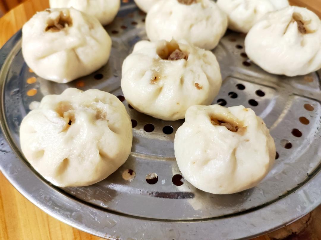 松软多汁的肉包子