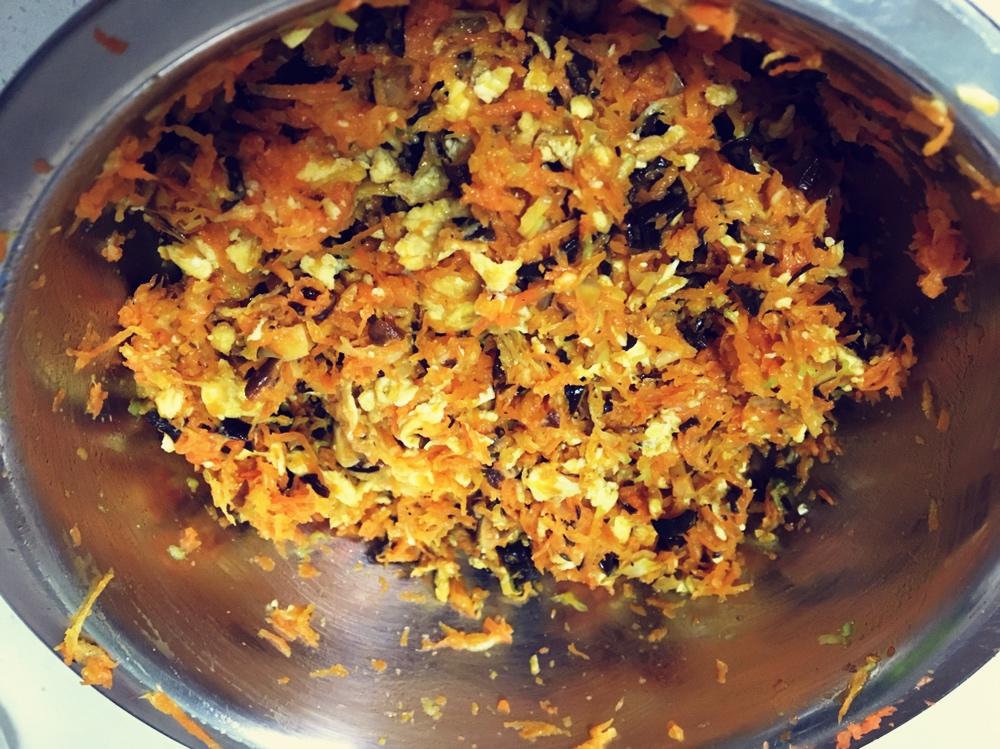 尚筱夏做的胡萝卜鸡蛋香菇木耳素馅饺子