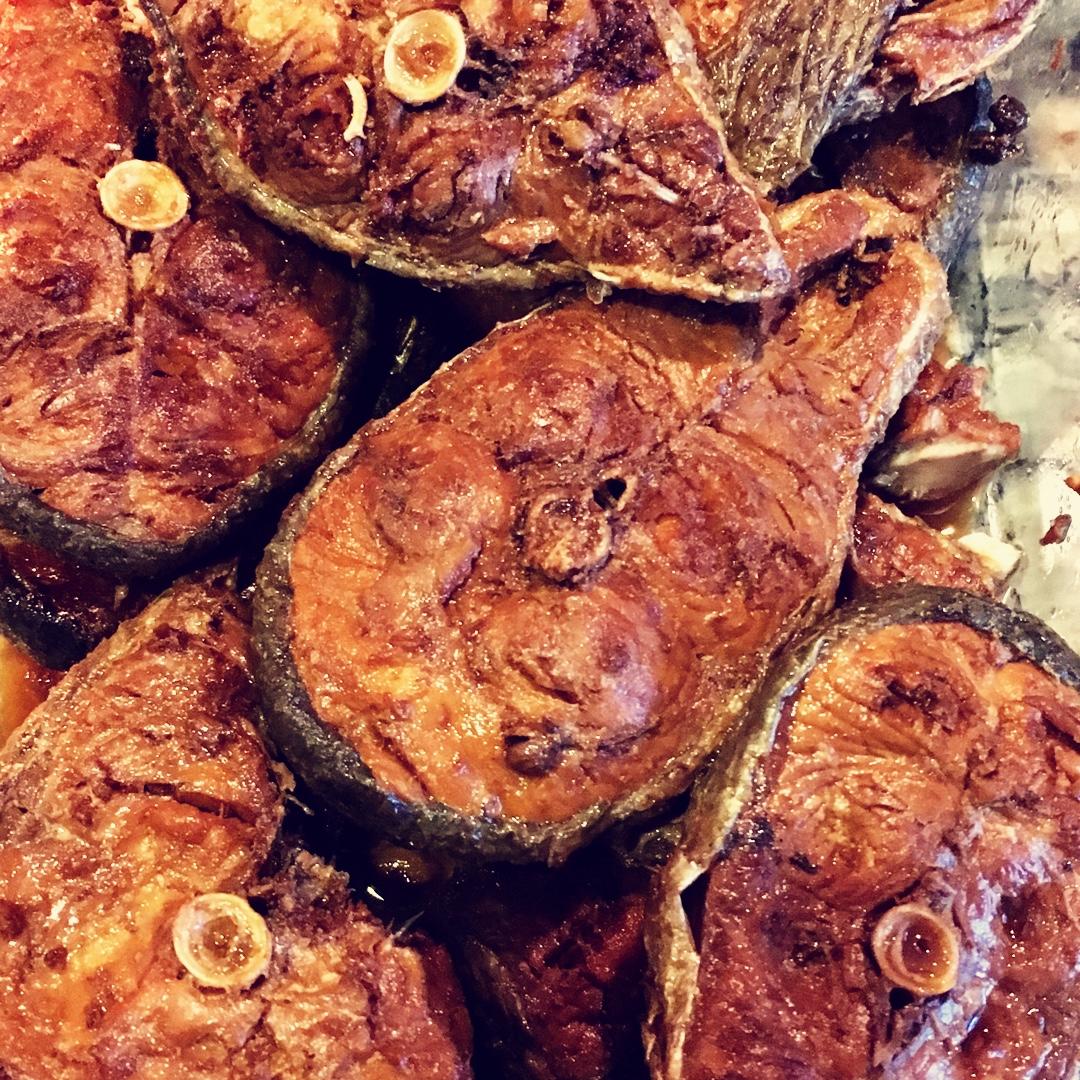 爆鱼。又叫熏鱼。