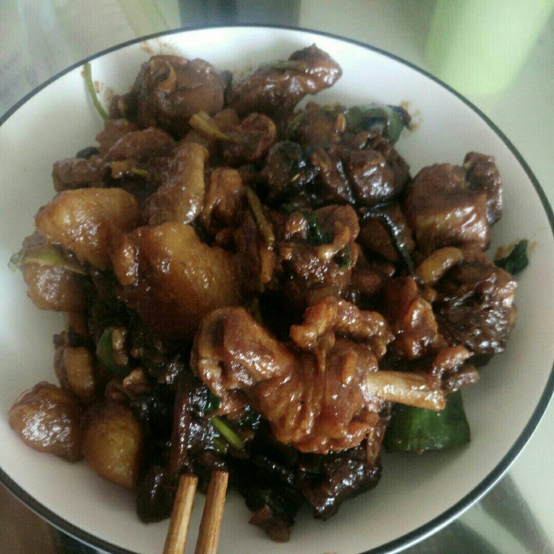 鸡肉土豆炖蘑菇