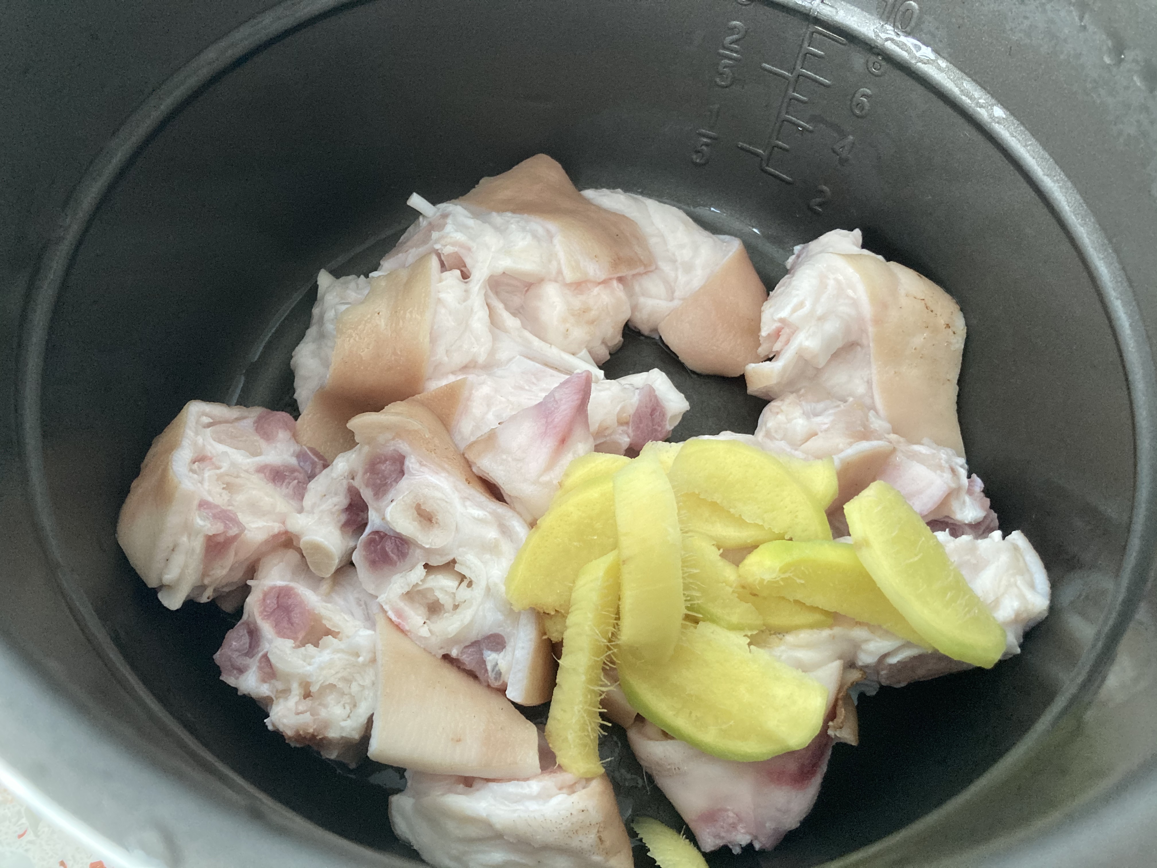 猪蹄炖海带汤🥣多喝汤，胶原蛋白补起来的做法 步骤1