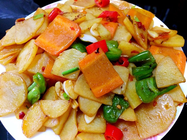 青椒炒土豆胡萝卜片