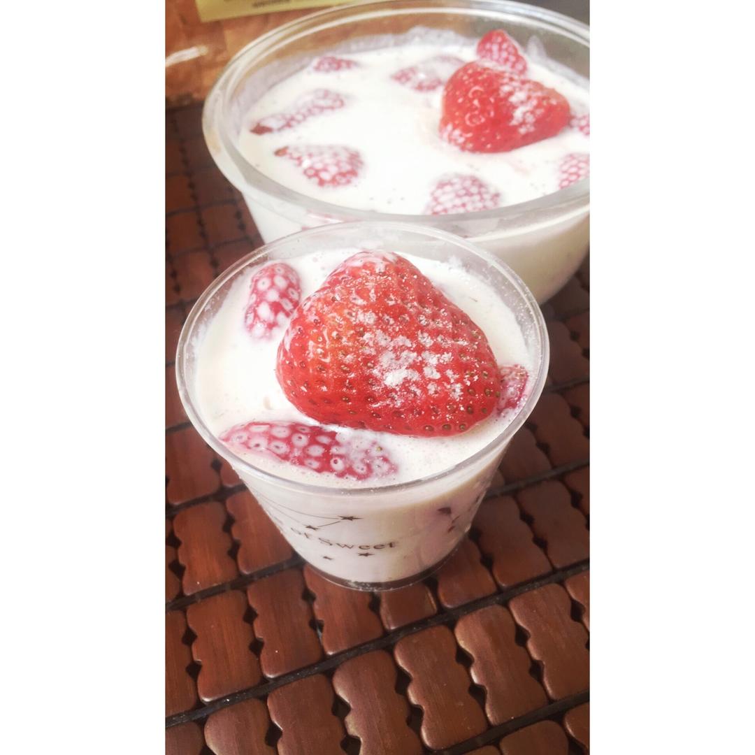 草莓奶酪布丁杯