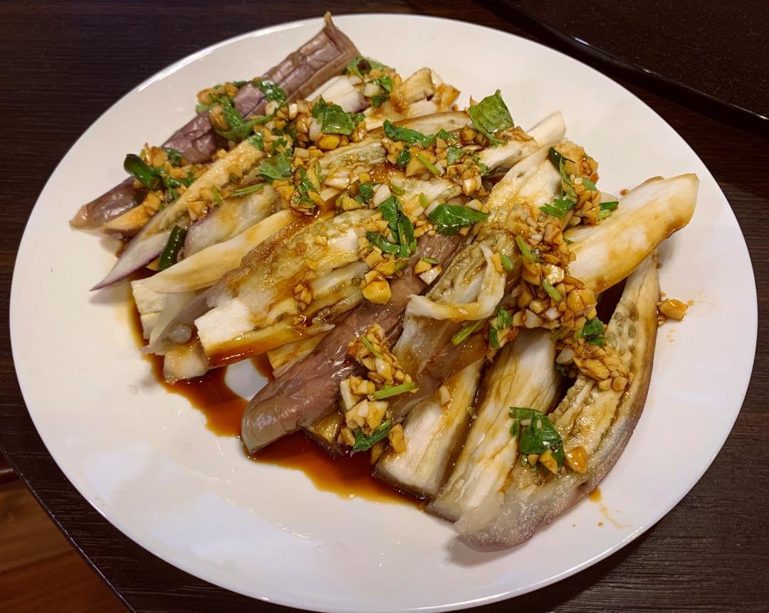 春天到了想吃些爽口的？这道凉拌茄子不容错过，比肉好吃