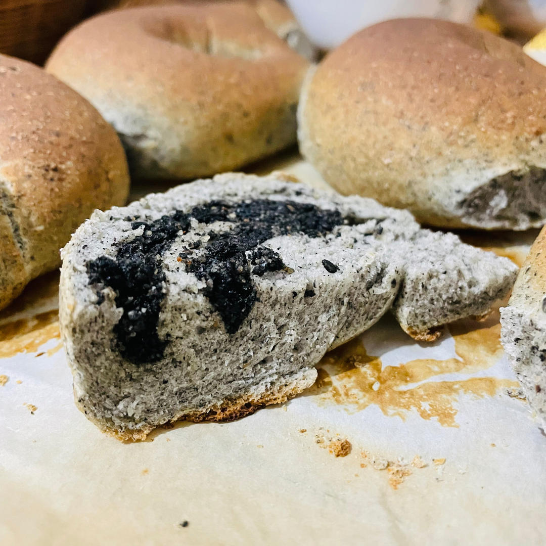 双倍黑芝麻奶酥贝果🥯一起吃养生贝果吧