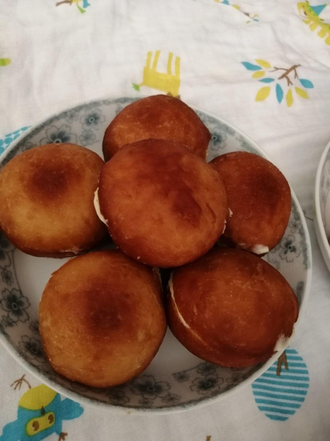 好吃到哭泣的甜甜圈VANILLA CREAM-FILLED DOUGHNUTS